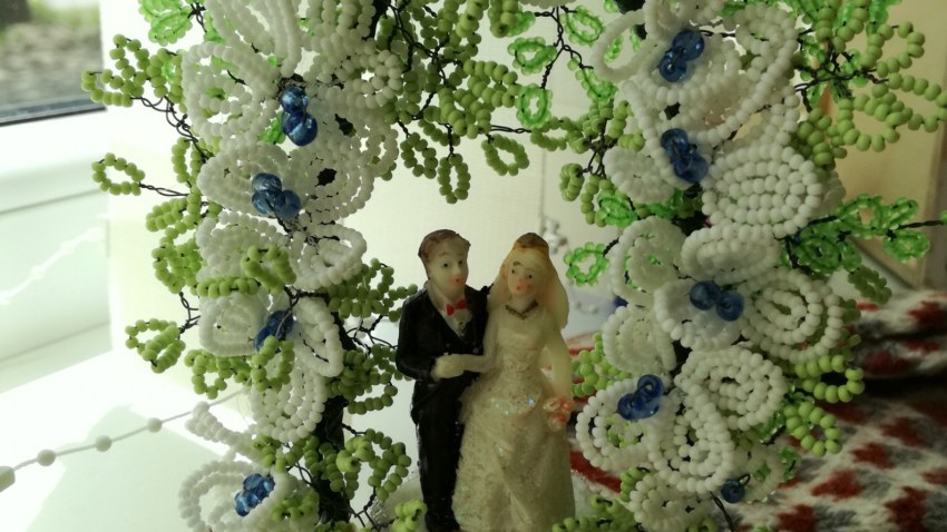 Caur rokām pasauli redzu