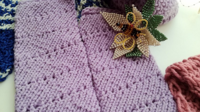 Caur rokām pasauli redzu